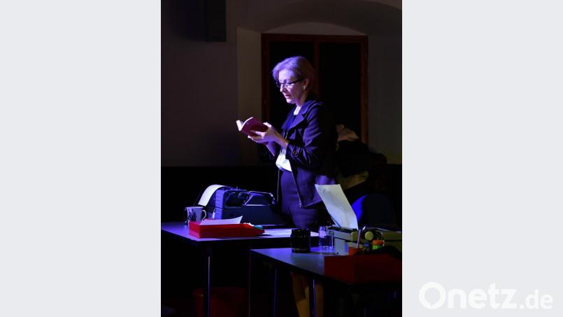 Ute Czichon überzeugt in ihrer Rolle als Bürovorsteherin des Großraumbüros. Ihre große Leidenschaft ist die Literatur. Bild: Freya Stoeckl