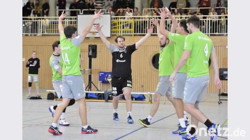 Nach 0:2-Satzrückstand und fünf abgewehrten Matchbällen im Tiebreak feierten die Volleyballer des VC Amberg gegen den TSV Grafing II einen 3:2-Sieg und sicherten sich damit einen Spieltag vor Saisonschluss den Klassenerhalt in der Regionalliga Süd-Ost. Bild: Hubert Ziegler