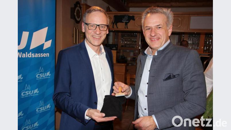 In Anspielung auf einen Bürokratie-Abbau am Landratsamt überreichte Bürgermeister Bernd Sommer an Landratskandidat Roland Grillmeier einen &quot;Genehmigt&quot;-Stempel. Bild: kro