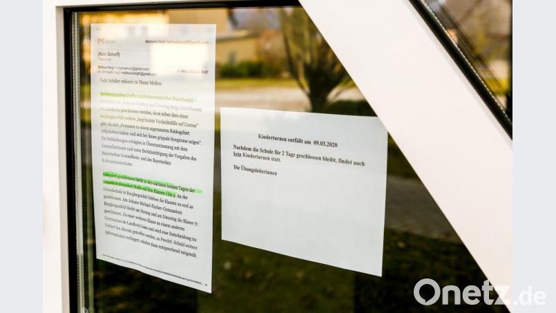 Unterricht fällt aus, Vereinsturnen auch: Am Eingang der Grundschule Stulln hängt die Pressemitteilung des Landratsamtes aus. Wann der Unterricht weiterlaufen kann, wird am Dienstag entschieden. Bild: Clemens Hösamer
