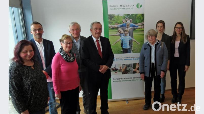 Zur Regionaltagung der Rheumaliga begrüßt das Weidener Team mit Vorsitzender Marion Happach (Dritte von rechts), OB Kurt Seggewiß (Fünfter von links), die Geschäftsführerin Claudia Zeiler (rechts) und die Büroleitung aus Regensburg Christina Michl (Zweite von rechts). Bild: Dobmeier