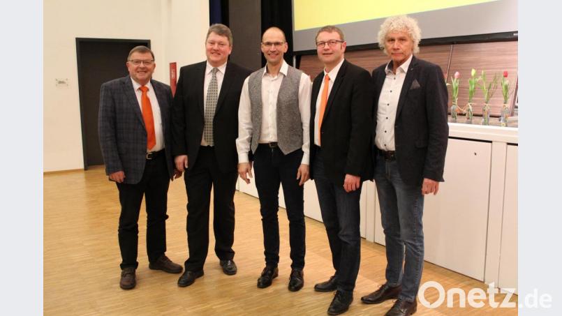 Die Redner der Abschlussveranstaltung der Freien Wähler Erbendorf vor der Kommunalwahl 2020 von links: Vorsitzender der FW Erbendorf Rolf Hanauer, Bürgermeisterkandidat Bernhard Schmidt, Landratskandidat Ely Eibisch, stellvertretender Landesvorsitzender der FW Bayern Hans Martin Grötsch und Landrat Wolfgang Lippert. Bild: fks