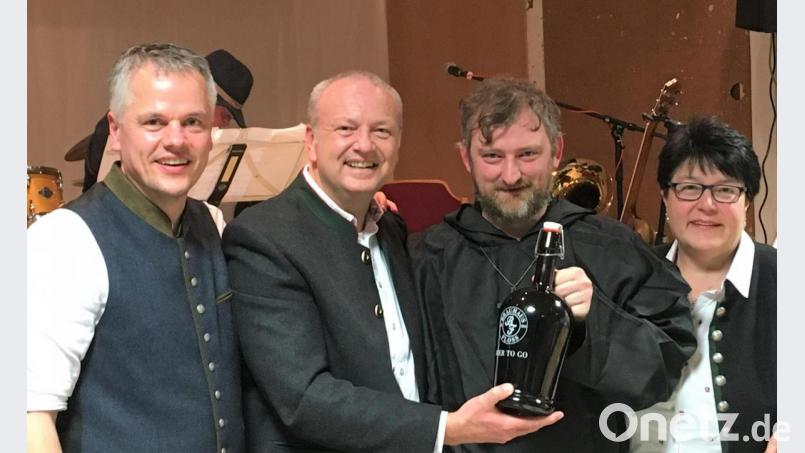 CSU-Bürgermeisterkandidat Armin Betz (Zweiter von links) aus Floß überreicht ein „Beer to go“ aus dem Brauhaus Floss an Bruder Barnabas alias Markus Pentner (Zweiter von rechts). Mit dabei sind Bürgermeister Thomas Meiler (links) und CSU-Vorsitzende Christina Rosner. Bild: cro