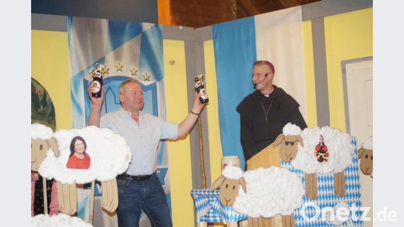 Der Vorstand des Männergesangvereins Gemütlichkeit Weihern, Josef Zimmermann sen. , erhielt für das Jubelfest im nächsten Jahr schon mal zwei Sängerhalbe. Bild: slh