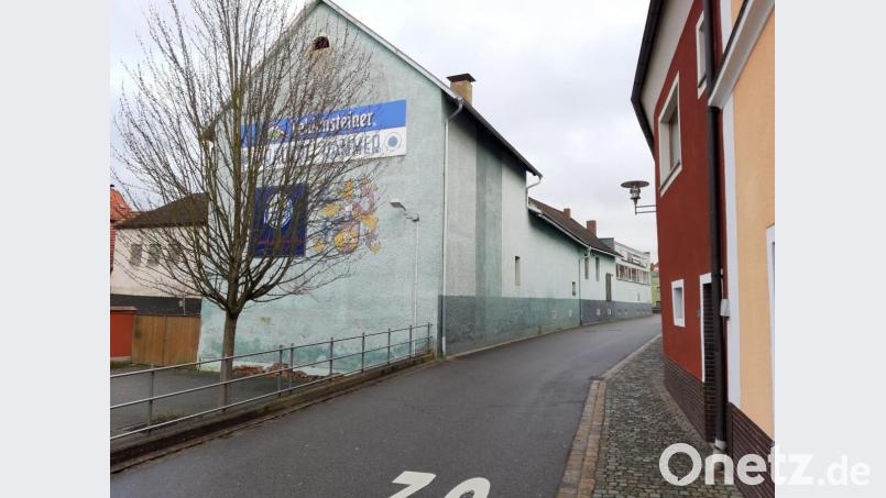Um das hellgrüne Haus geht&#039;s: Die Stadt Vilseck könnte sich vorstellen, das Gebäude abzureißen und das Areal umzugestalten - freilich nur, wenn sie die Immobilie erwerben kann. Bild: upl