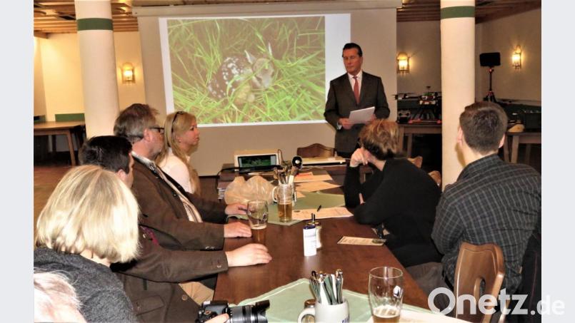 Eberhard Freiherr von Gemmingen-Hornberg (vorne) begrüßte zur zweiten Mitgliederversammlung wieder zahlreiche Vertreter der Landwirte und Jäger, aber auch Privatleute und Vertreter von Organisationen, die sich für den neuen Verein engagieren möchten. Bild: ubb