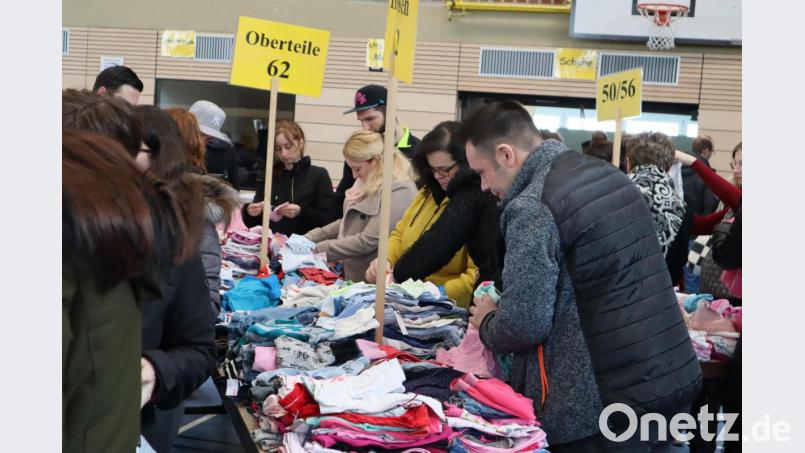 Nicht nur die Damen hielten Ausschau nach Schnäppchen. Auch die Männer halfen eifrig beim Aussuchen. Bild: wrm