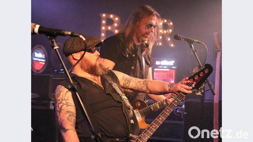 Laut und rockig – die Hamburger Kultband „Ohrenfeindt“ um Frontmann Chris Laut (l.) feierte am Samstag im „Baron Club“ mit zweitem Teil ihrer „Tanz nackt.“-Tour ihr 25-jähriges Jubiläum. Bild: lst Bild: lst