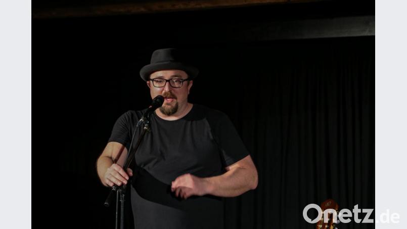 Helmut A. Binser begeistert am Schafferhof das Publikum. Bild: Roland Wellenhoefer