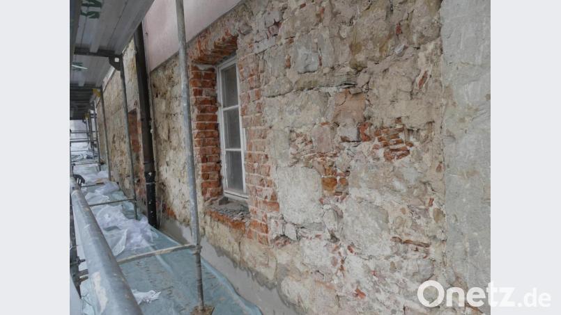 Nur ein schmaler Gehsteig trennt das Landratsamt von der Kreisstraße NEW 1. Zur Vermeidung von Feuchtigkeitsschäden wünscht sich Stadt- und Kreisrat Hans Bscherer daher ein Verblenden des Sockels. Bild: rn