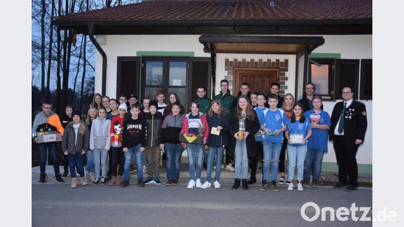 Gauschützenmeister Stefan Brandmiller (rechts) gratuliert den Gewinnern des Gaujugend-Gaudischießens. Bild: fla