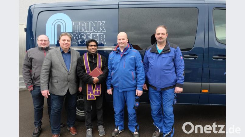Der Zweckverband zur Wasserversorgung der Pretzabrucker Gruppe beschaffte als Ersatzfahrzeug einen Mercedes –Benz Sprinter zum Preis von 38.085 Euro netto. Pfarrvikar Joseph Kokkoth (Mitte) erteilte im Beisein von Leiter der Bauverwaltung der VG Schwarzenfeld, Gerhard Brunner, und Vorsitzenden Bürgermeister Hans Gradl (von links) sowie den beiden Wasserwarten Richard Setzer und Jürgen Obendorfer (von rechts) den kirchlichen Segen Bild: ohr