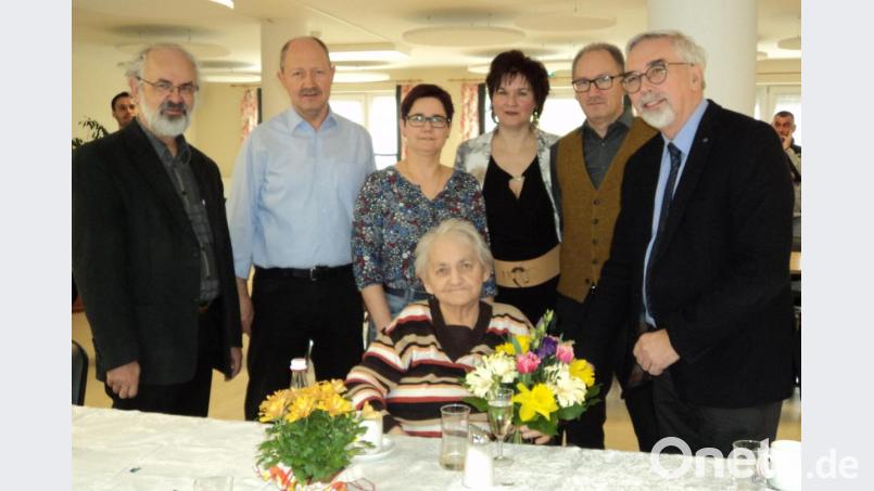 Ihre Kinder, Bürgermeister Manfred Rodde (rechts) und Pfarrer Heinrich Rosner (links) gratulieren Erika Kehl zum Geburtstag. Bild: ksi