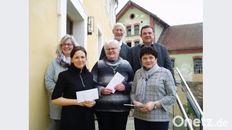 Der Frauenbund Hohenthan spendete insgesamt 2000 Euro. Im Bild: (von links) Silke Rosner und Beatrix Kempf (Sternenkinder Stiftland), Rita Haberkorn für Schwester Anna-Rita, Pater Klaus Kniffki (Steyler Missionare), Stadtpfarrer Konrad Amschl und KDFB-Vorsitzende Monika Lang. Bild: rdh