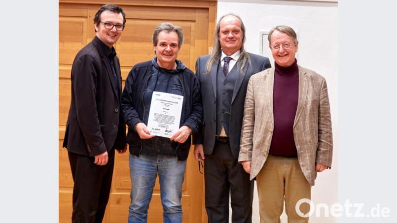 Bei der Preisverteilung (von links): Marcus Siebler, Präsident des Bundesverbandes Deutscher Film Autores, Förderlehrer Egid Spies, Leiter der AG Video der Grundschule Rieden, Jürgen Liebenstein, Vorsitzender des Videoclubs Landshut und Adalbert Becker, Präsident und Vorsitzender des Landesverbandes Film und Video Bayern. Bild: exb