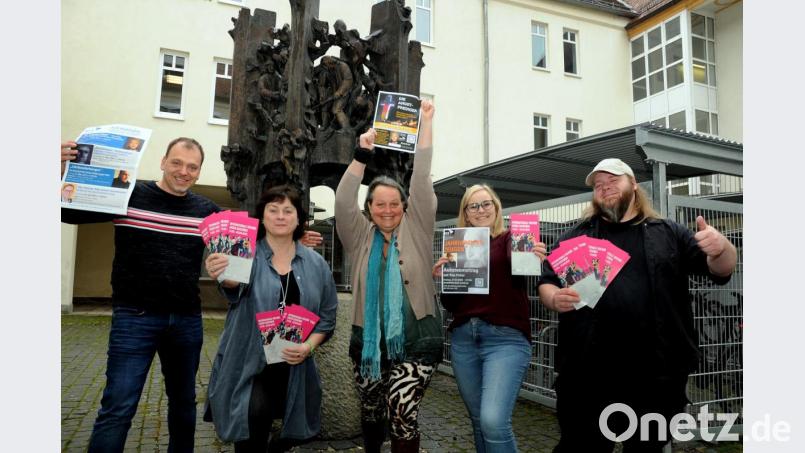 Christian Irlbacher (Bildungswerk Katholische Erwachsenenbildung), Andrea Rausch (Jugendmigrationsdienst), Astrid Knab (Malteser Hilfsdienst), Sinah Mönch (Jugendmigrationsdienst) und Tobias Berz (Bündnis für Migration und Integration) präsentierten ihr gemeinsames Programm für die Internationalen Wochen gegen Rassismus (von links).. Bild: Stephan Huber