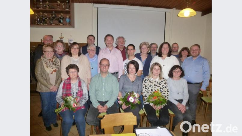 Vorsitzender Horst Helgert (stehend Siebter von links) mit seinem vorwiegend weiblichem Team halten das Siedlerschiff auf Kurs: . Christian Keilhofer (vorne sitzend 2.von links) ist Mitglied Nummer 500. Bild: bk
