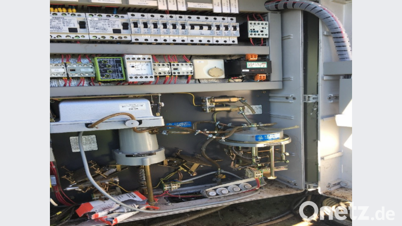 So wie hier der Schaltkasten beim Regenüberlaufbecken in Hiltersdorf sind beinahe bei allen Liegenschaften der Kläranlage Freudenberg die elekrotechnischen Anlagen veraltet und müssen erneuert werden. Bild: sche