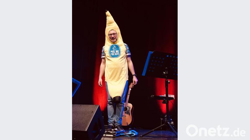 Stefan Otto beweist, dass ihm wirklich nichts peinlich ist: Hier sein Bühnenoutfit zum Bananen-Song. Bild: ero