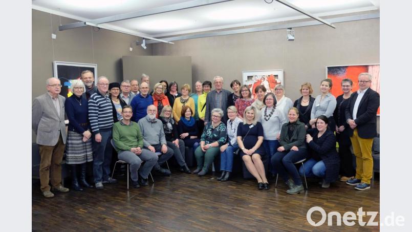 Die Amberger Gästeführer mit Kultur- und Tourismusreferent. Fabian Kern (stehend rechts) sowie Daniela Schinabeck und Heike Kober (vorne von rechts). Links vorne (sitzend) Kultuaramtsleiter Reiner Volkert. Bild: Susanne Schwab/exb