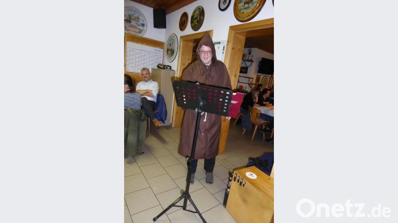Der Bruder Barnabas alias Reiner Hoffmann liest den Politikern die Leviten. Bild: exb