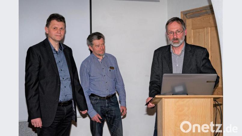 Referent Dr. Andreas Peterek (rechts) mit Stadtheimatpfleger und Stadtrat Bernd Piehler (links) sowie mit Altbürgermeister Johann Walbrunn (Mitte) beim ersten Geotag in Pleystein. Bild: tu