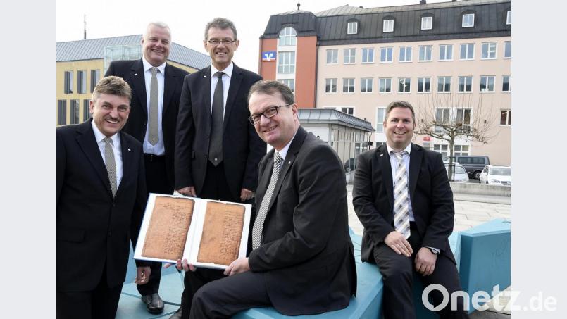 Georg Wittmann und Bernhard Schöppl als Vertreter des Aufsichtsrats, die Vorstände Andreas Reindl und Dieter Paintner sowie Marketingleiter Thomas Retzer (von links) bei der Vorstellung des Programms zu "150 Jahre VR-Bank" - jetzt wurde die Veranstaltung abgesagt, wegen des Coronavirus. Bild: Petra Hartl