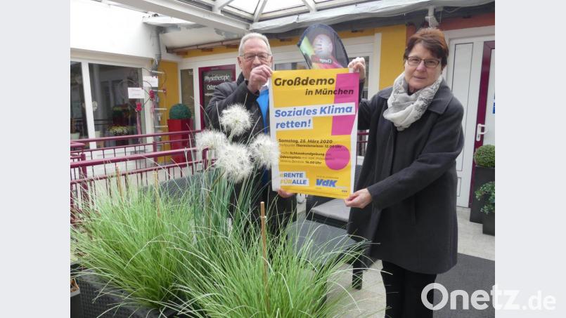 Gerda Rupprecht und Klaus Lehl sind auf Werbetour für die VdK-Großdemo in München. Bild: rn