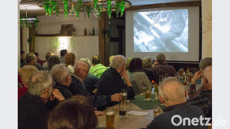 Ein Kurzfilm aus dem Jahre 1965 zeigt die anstrengenden Schweißarbeiten zum Schließen der Schienenenden für eine ruhigere Zugfahrt. Bild: nza
