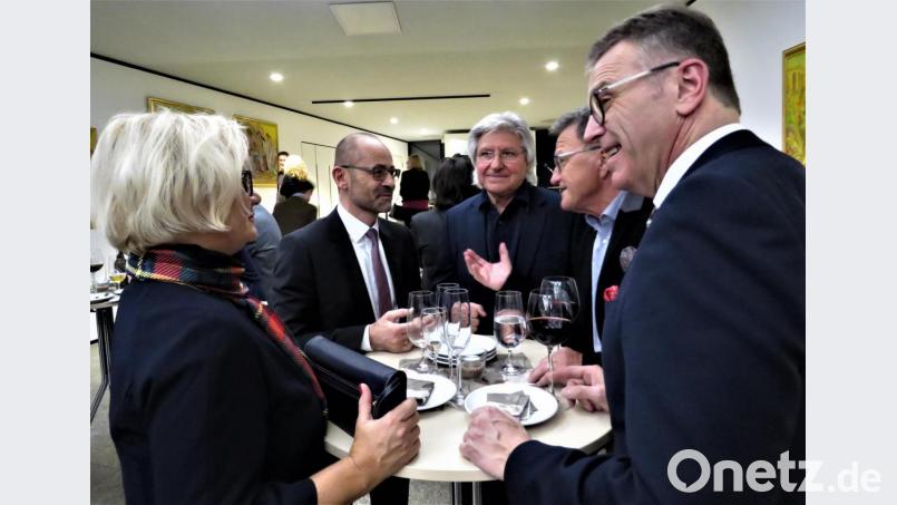 Nach dem offiziellen Teil blieben die Gäste noch lange mit Künstler Tom Brankovic (Mitte) über Kunst und Glaube im Gespräch . Bild: ubb