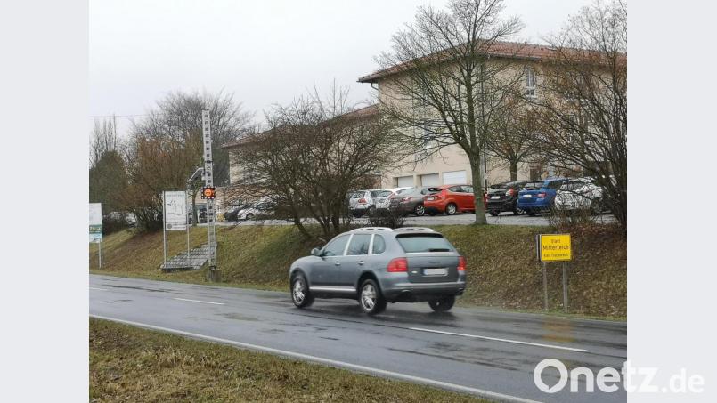 Im Zusammenhang mit dem Geschwindigkeitsmessgerät an der Waldsassener Straße (im Bild links) wollte die Stadt das Ortsschild 50 Meter weiter nach außen versetzen. Laut Straßenverkehrsordnung ist dies aber nicht zulässig. Bild: lnz