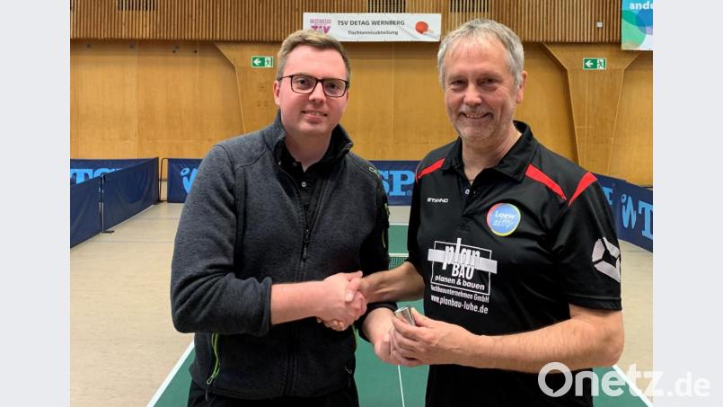 Thomas Ram (links) wurde von Richard Klinger für 300 Spiele geehrt. Bild: wdb