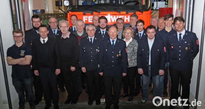Ein arbeitsreiches Jahr ist 2019 für die Feuerwehr Neunkirchen. Roman Baumgärtner (rechts) erhält die „Ehrennadel der Deutschen Jugendfeuerwehr in Silber“. Bild: Dobmeier
