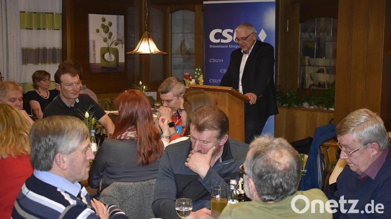 CSU-Bürgermeisterkandidat Klaus Hafner (stehend) behandelte die aus seiner Sicht in der Marktgemeinde Königstein notwendigen Projekte. Bild: sck