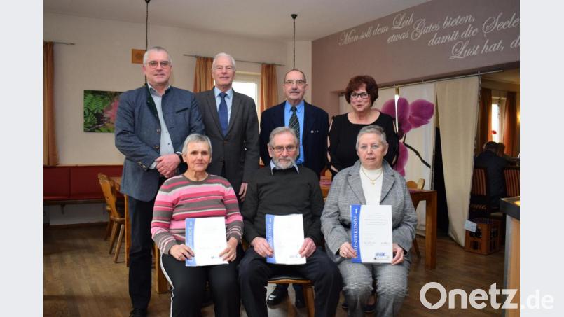 Der VdK-Ortsverband zeichnete (sitzend, von links) Ludmilla Löffler, Friedrich Gradl und Rita Hausknecht-Borghans für ihre langjährige Mitgliedschaft aus. Dazu gratulierte (stehend, von links) Bürgermeister Richard Tischler, stellvertretender Landrat Arnold Kimmerl, stellvertretender Kreisvorsitzender Peter Fugmann und Vorsitzende Gerdi Gradl. Bild: bnr