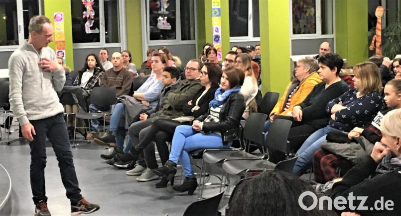Der &quot;Merkmeister&quot; Ralf Hofmann schult in der Grafenwöhrer Grund- und Mittelschule am Vormittag die Kinder und am Abend die Erwachsenen, damit sie sich Gelerntes besser merken können. Bild: rgr