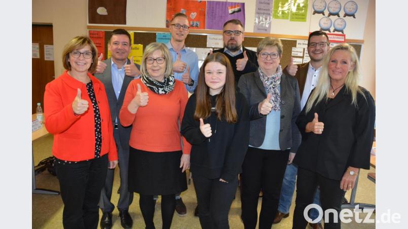 Waren beim Pressegespräch an der Mittelschule Mitterteich mit dabei. Alle hoben den Daumen hoch für die Mittelschüler, im Bild (von links) Margot Salfetter, Thomas Würdinger, Andrea Schiml, Bernd Schmidtke, Schülerin Natalie Höfer, Dr. Volker Höcht, Gisela Kastner, Tobias Galitzdörfer und Claudia Strobel-Dietrich. Bild: jr