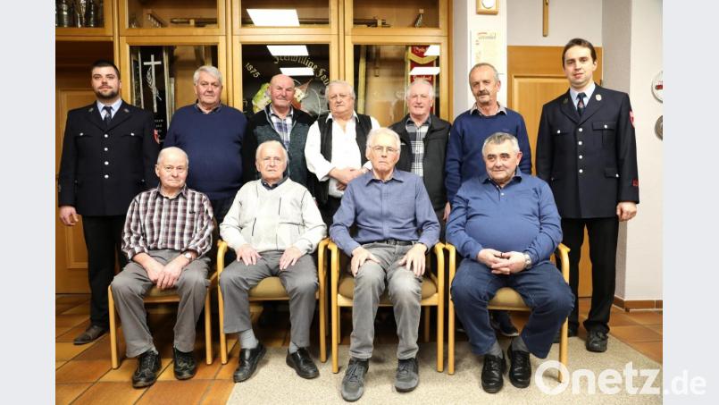 Für ihre Treue zum Verein wurden Mitglieder geehrt. Die Vorsitzenden Thomas Zinkl (rechts), Lukas Geier (links) und Bürgermeister Hubert Zwack (hinten, Zweiter von rechts) bedankten sich für die langjährige Zugehörigkeit. Bild: akp