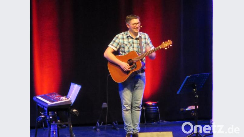 Musikalische Unterhaltung garantiert: Stefan Otto an der Gitarre im Kubus Ursensollen. Bild: ero