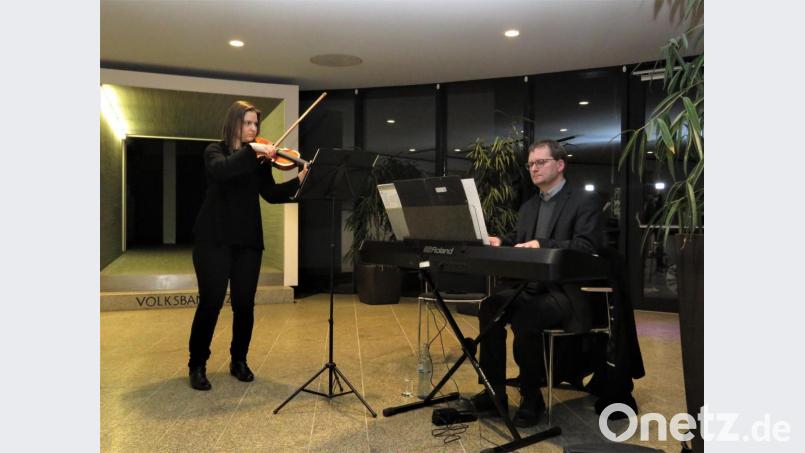 Musiklehrerin Stefanie Heinrich und Kirchenmusikdirektor Andreas Sagstetter gestalteten den musikalsichen Rahmen. Bild: ubb