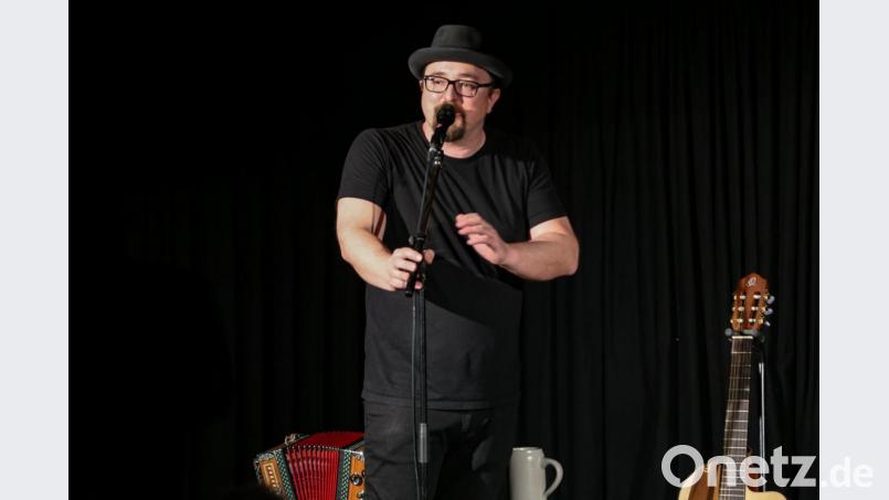 Helmut A. Binser begeistert am Schafferhof das Publikum. Bild: Roland Wellenhoefer