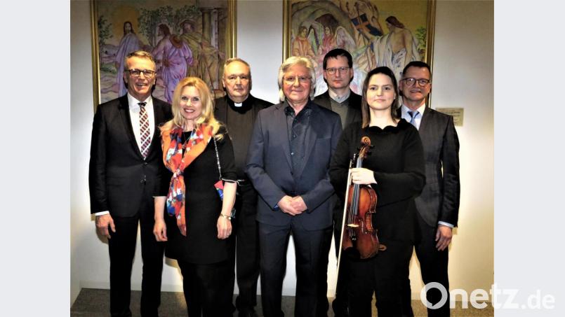 Bürgermeister Franz Stahl, KVT-Vorsitzende Petra Schicker, Stadtpfarrer Georg Flierl, Kirchenmusikdirektor Andreas Sagstetter, Musiklehrerin Stefanie Heinrich und Volksbank-Filialleiter Helmut Wolfrum (von links) feierten gemeinsam mit Tom Brankovic (Mitte) die Präsentation seines neuen Zylkus &quot;Jesu Botschaft&quot;. Bild: ubb