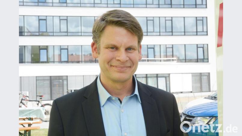 Am Morgen nach der Wahl gibt’s von Benjamin Zeitler Weißwürste zum Dank ans Team. Bild: Gabi Schönberger