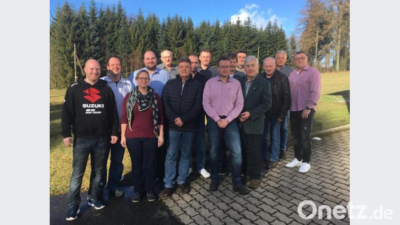 Im Bild von links: 2. Vorstand Stefan Sokol, Beisitzer Matthias Berger, Schriftführerin Katrin Kutsch, 1. Vorstand Christian Kutsch, Kassenprüfer Bruno Sokol, Beisitzer Helmut Kutsch, Beisitzer Michael Müller, Beisitzer Armin Schmelzer, anwesender Vereinsjubilar (20 Jahre) Dieter Suttner, Beisitzer Rainer Bayer, Beisitzer Berthold Kutsch, 1. Bürgermeister Ludwig König, Beisitzer Günter Ulbrich, Kassenprüfer Bernhard Geier und Kassier Torsten Erhardt. Bild: exb