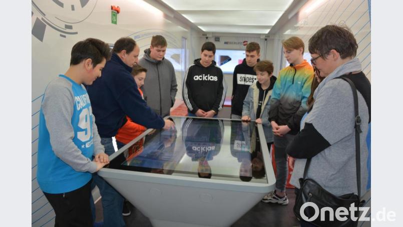 Interessante Einblicke bot der Info-Truck der Metall- und Elektroindustrie, wie hier den Schülern des M-Zug der achten Klasse aus Wiesau, mit Lehrerin Petra Seidel (rechts) und Wolf-Dieter Bieler (2. von links) vom Info-Truck. Bild: jr