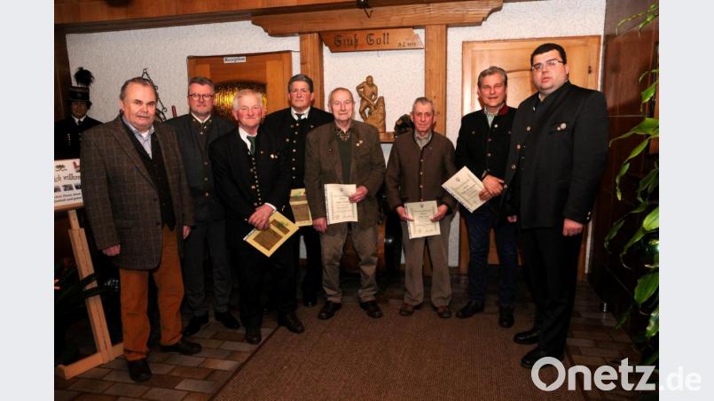 Für langjährige Mitgliedschaft ehrte die BJV-Kreisgruppe mit Bürgermeister Michael Göth (Zweiter von links) und Vorsitzendem Stefan Frank (rechts) eine Reihe von Waidmännern. Bild: Joachim Gebhardt
