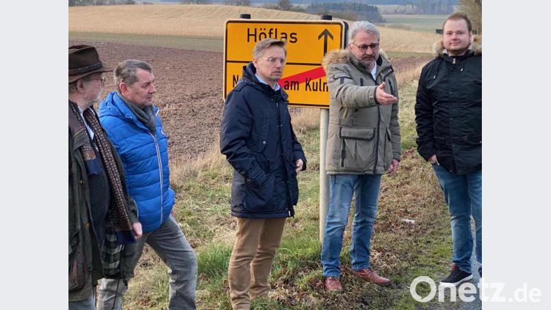 Beim letzten Ortstermin vor der Kommunalwahl besichtigt MdL Tobias Reiß gemeinsam mit den Mitgliedern der Kulmstädter CSU die Gefahrenstellen an Neustädter Straßen. Bild: lrh