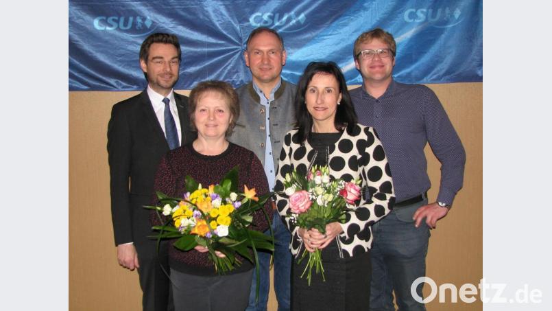 Stephan Oetzinger, Richard Kammerer und Christoph Müller (hinten von links) ehren die Vorsitzende der FU Mantel, Christine Härtl (vorne links), für 25 Jahre Organisation und Zubereitung des Fastenessens und dankten der Kreisvorsitzenden Tanja Schiffmann (vorne rechts) für die Unterstützung der Manteler Frauen-Union. Bild: knh