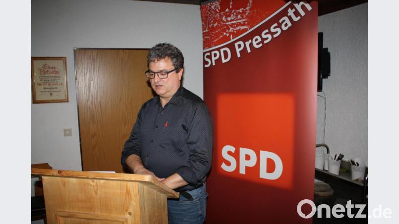 Verantwortungsbewusstsein, das sich in Taten manifestiert, sei oberstes Gebot der Stadtpolitik, betont SPD-Bürgermeisterkandidat Bernhard Stangl beim Wahlkampfabschluss im Sportheim. Bild: bjp