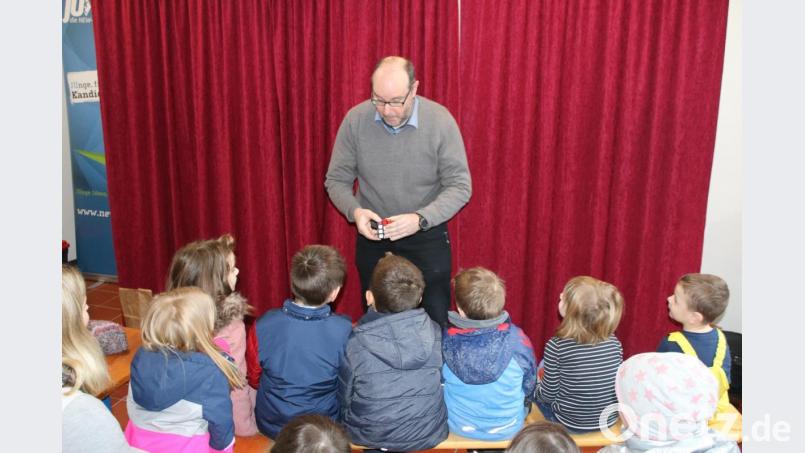 Mit großen Augen beobachten die Kinder, wie der Pressather Bürgermeisterkandidat Maximilian Schwärzer beim &quot;Magischen Abschluss der CSU&quot; den Zauberwürfel löst. Bild: sne